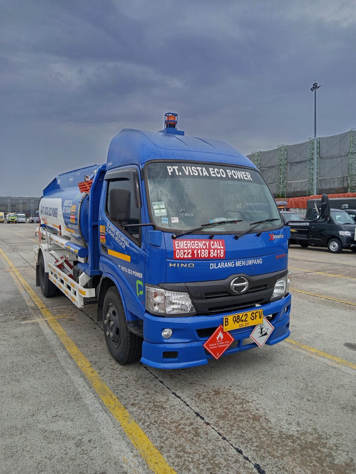 Truk tangki 6 roda di Port Tanjung Priok