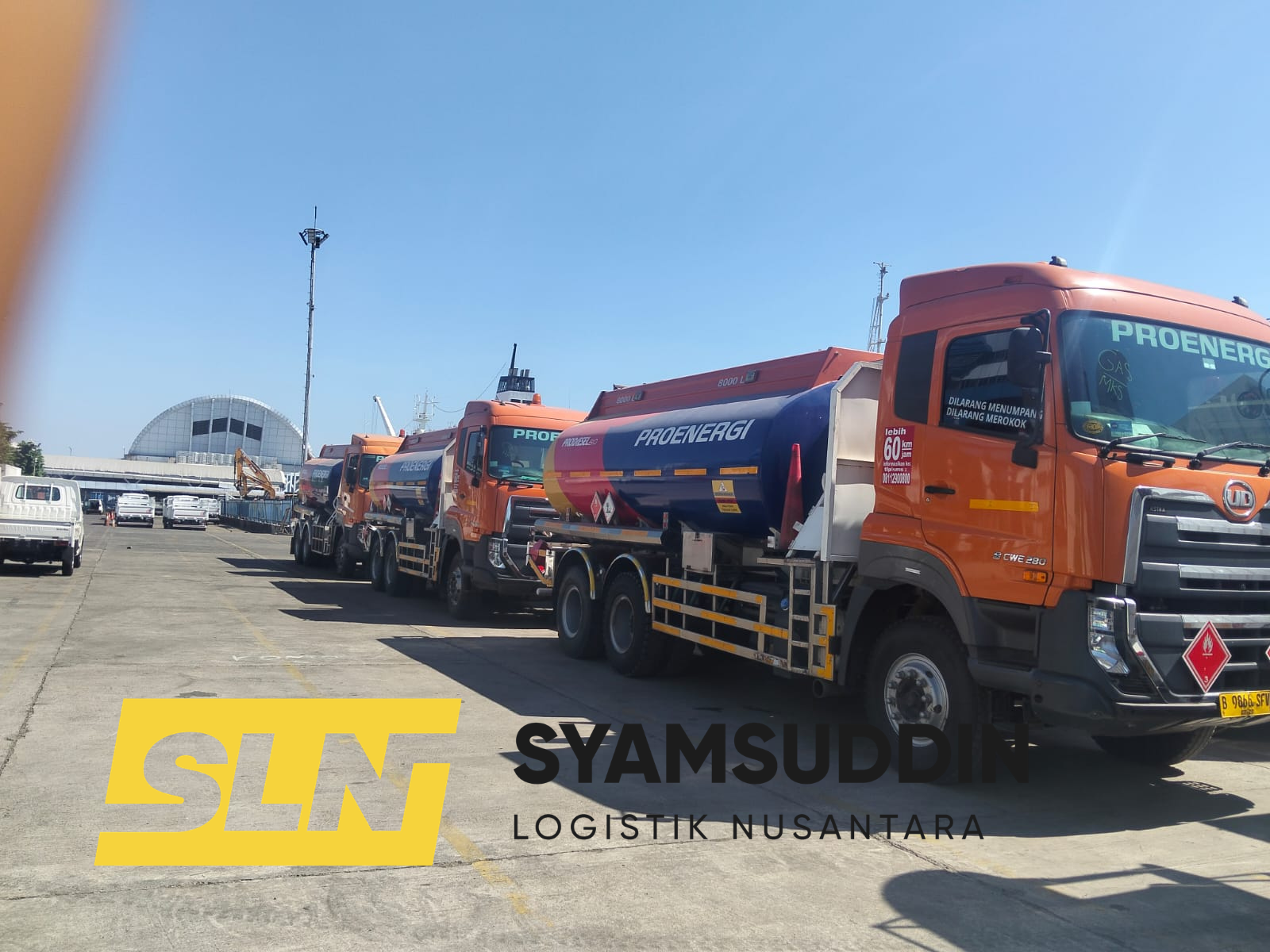 Bongkar muat unit truk di Pelabuhan Makassar