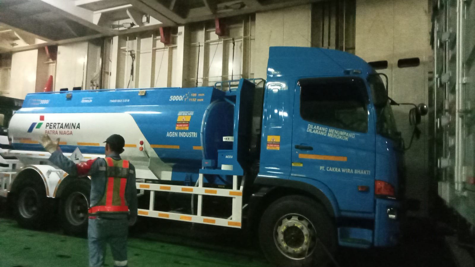 Hino tangki di atas kapal tujuan Kendari