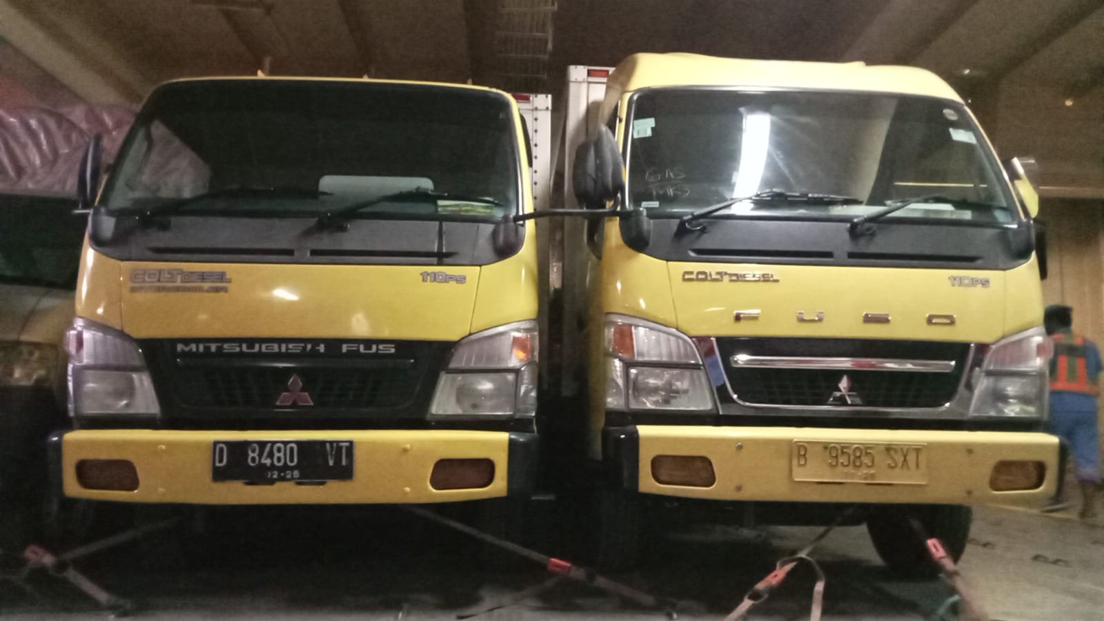 Truk sedang 4 roda di atas kapal