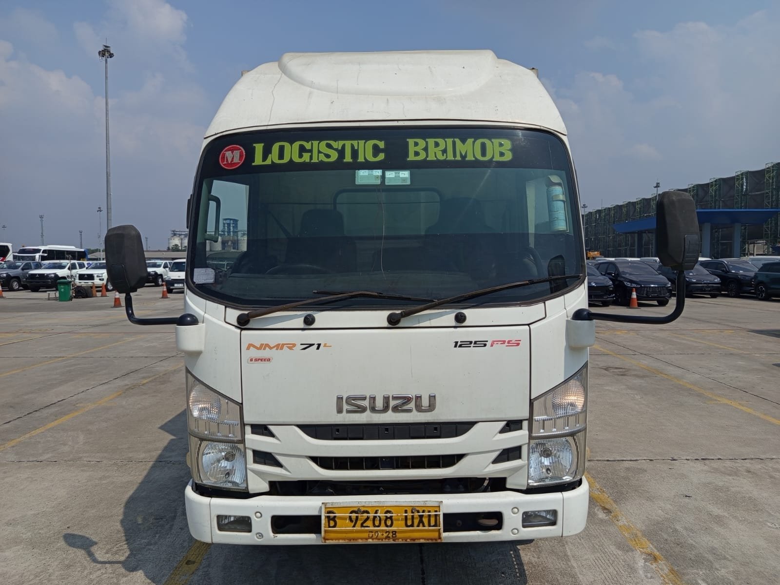 Truk sedang 6 roda di Port Tanjung Priok