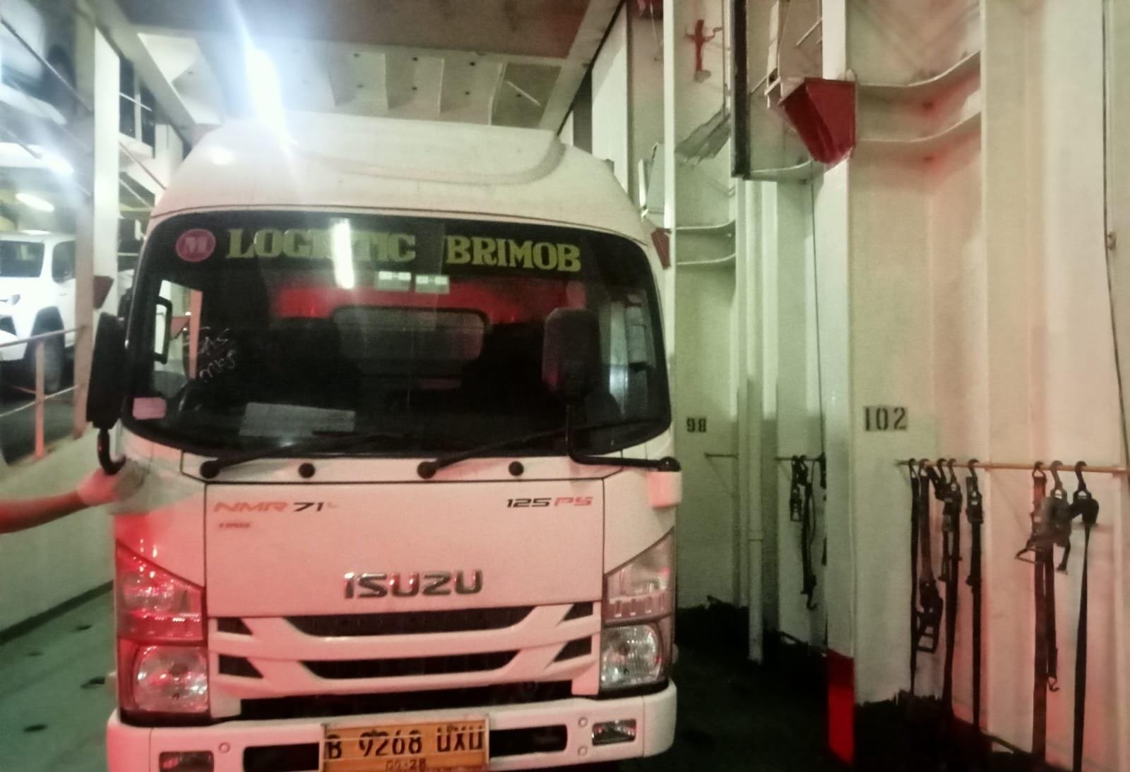 Truk sedang 6 roda di atas kapal