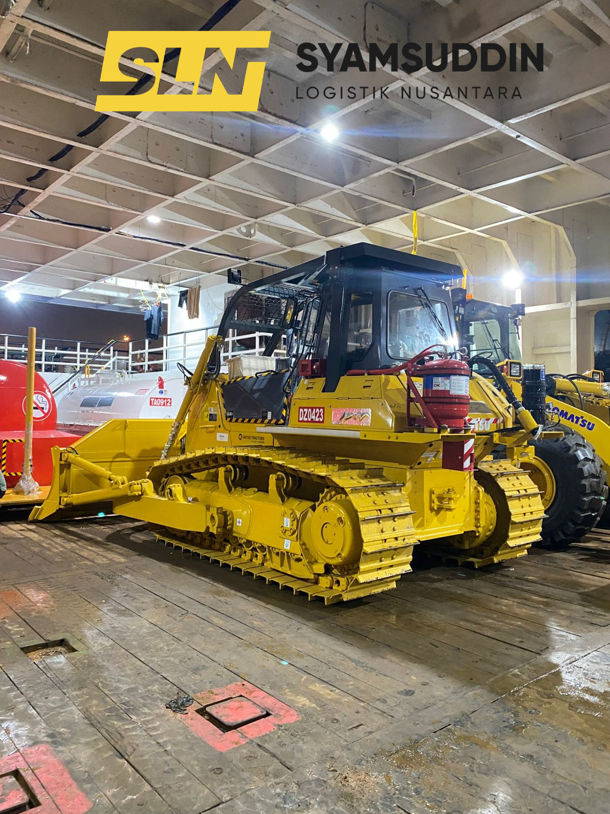 Bulldozer Tambang Terikat Rantai Baja Kuat di Geladak Kapal Roro