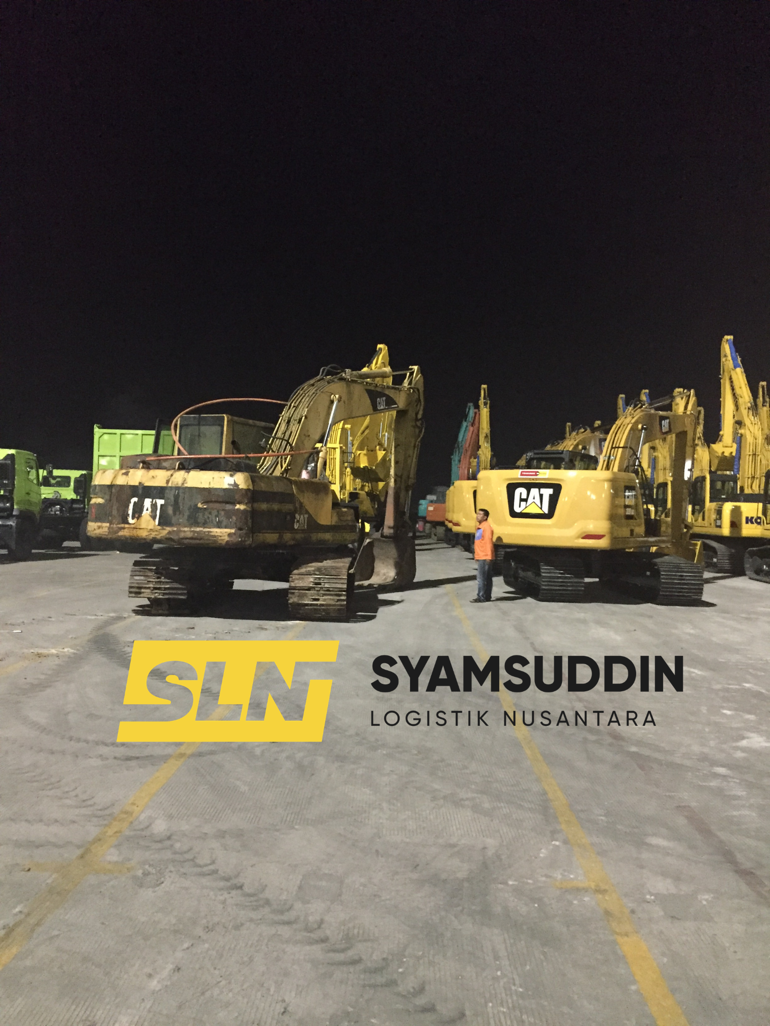 Proses Pemuatan Unit Alat Berat Masuk ke Dalam Dek Kapal Roro Tujuan Pelabuhan Makassar