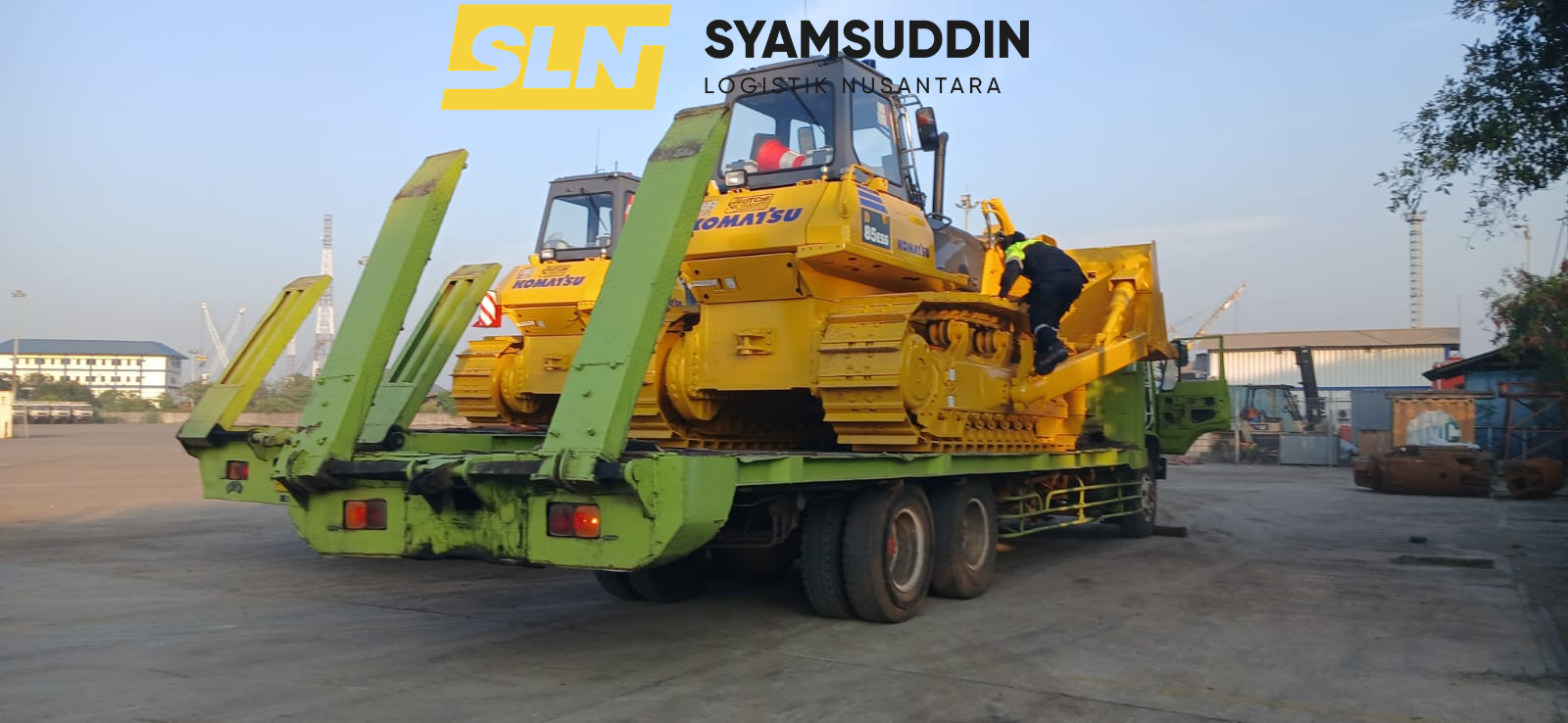 Proses Mobilisasi Darat Pemuatan Bulldozer Menggunakan Truk Self Loader Lowbed