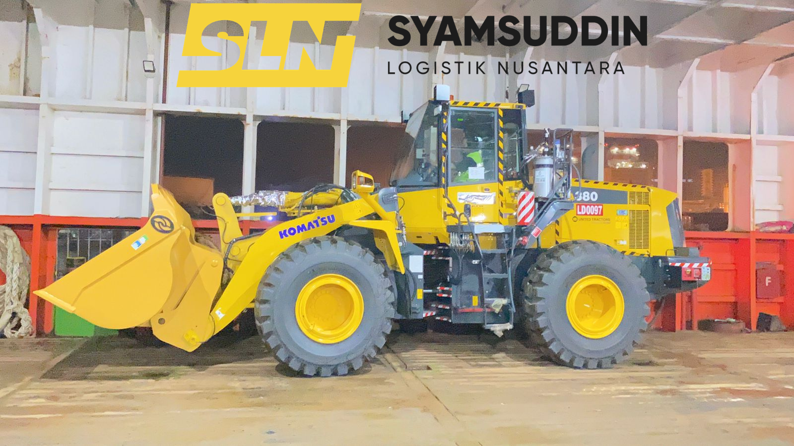 Wheel Loader Terparkir Rapi di Dalam Dek Kapal Roro Ekspedisi SLN Logistik